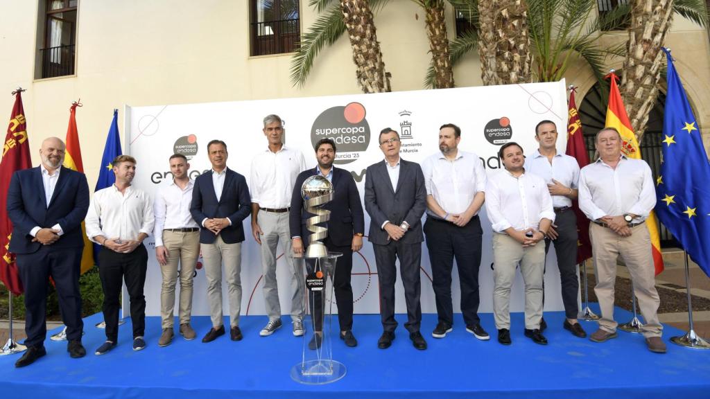 Posado de familia entre los representantes de la ACB, del Gobierno de Murcia y el Ayuntamiento de la capital.