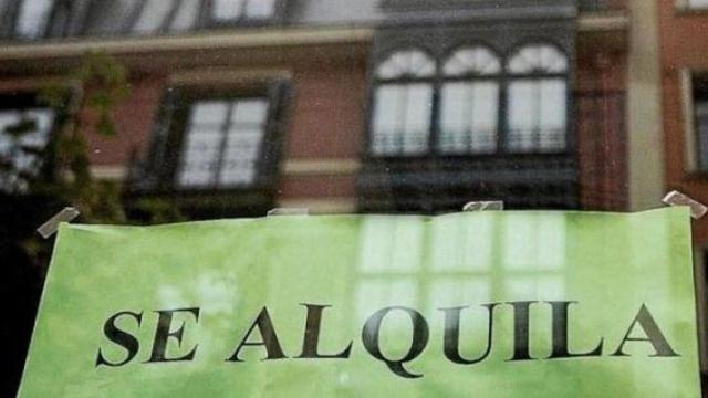 Un cartel de 'Se alquila' en una vivienda.