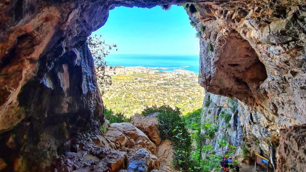 La gigantesca Cova de l'Aigua, en Dénia.