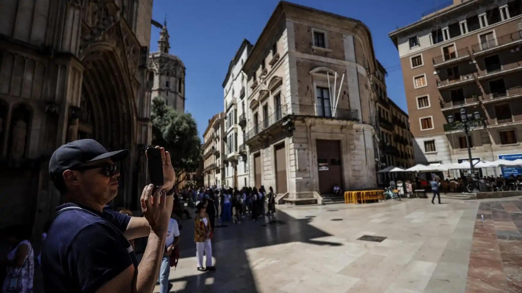 Turistas en el centro histórico de Valencia, en imagen de archivo.