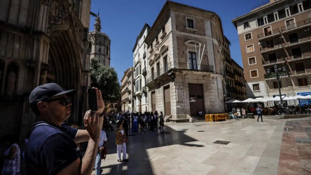 Turistas en el centro histórico de Valencia, en imagen de archivo.