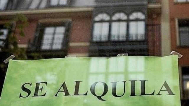 Un cartel de 'Se alquila' en una vivienda, en imagen de archivo.