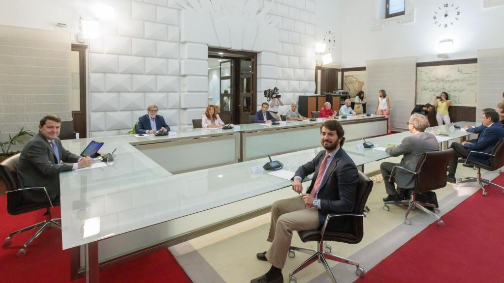 El presidente de la Junta, Alfonso Fernández Mañueco, preside la Mesa de Diálogo Social de Castilla y León