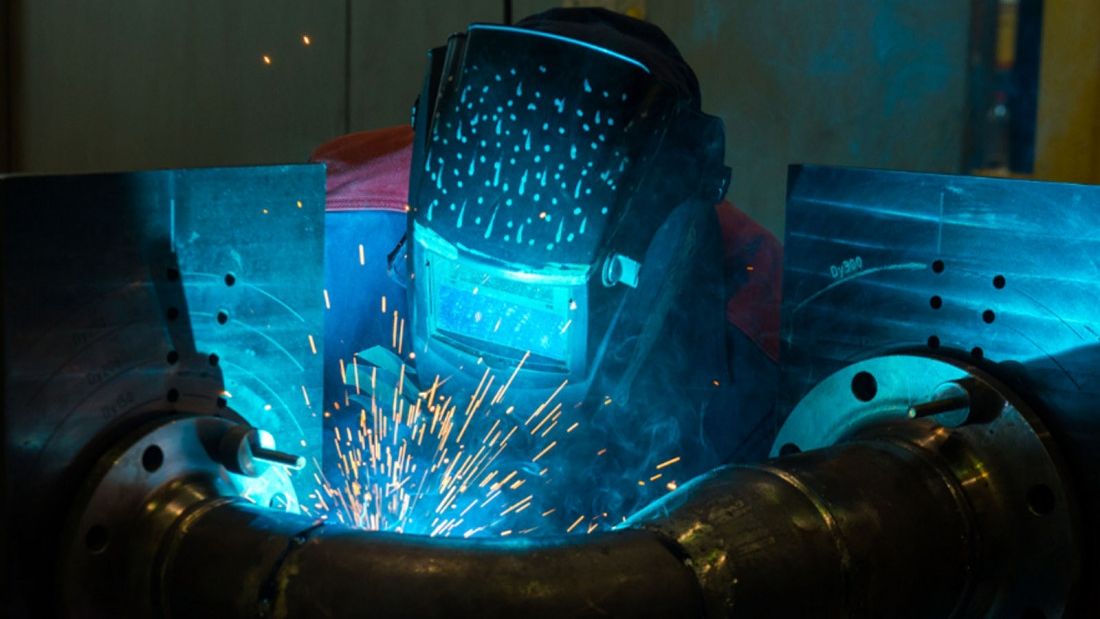 Un trabajador de metal