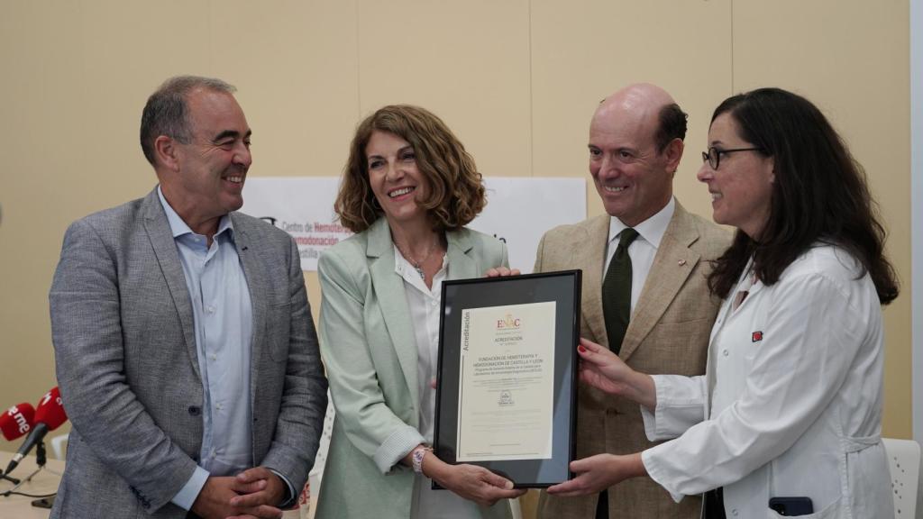El viceconsejero de Asistencia Sanitaria, Planificación y Resultados en Salud, Jesús García-Cruces, recibe de manos de Isabel de la Villa, jefa del Dpto. de Sanidad de ENAC, la acreditación del laboratorio de inmunología diagnóstica del Centro de Hemoterapia y Hemodonación de Castilla y León.