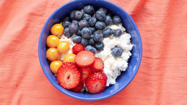 Consumirlo junto con fruta fresca o frutos secos es la opción ideal.