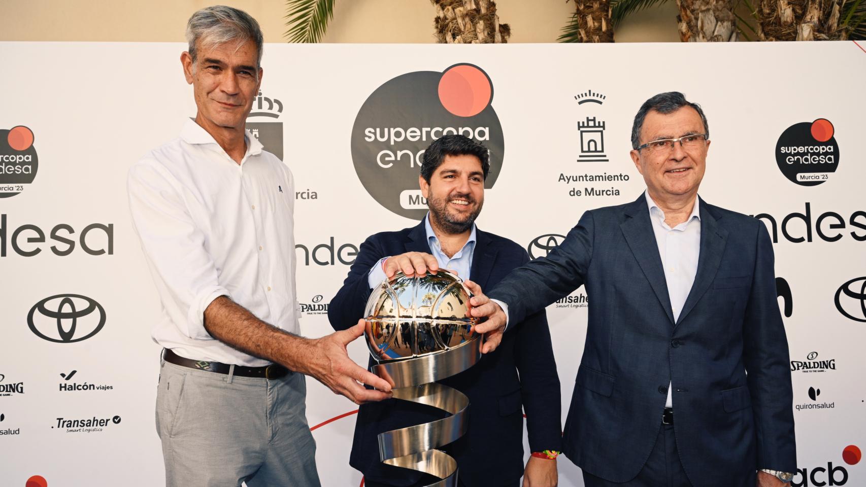 El presidente de la ACB, Antonio Martín, el presidente en funciones del Gobierno regional, Fernando López Miras, y el alcalde de Murcia, José Ballesta.