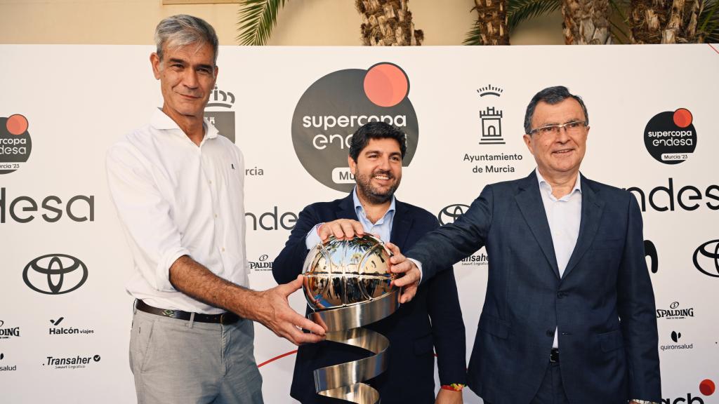 El presidente de la ACB, Antonio Martín, el presidente en funciones del Gobierno regional, Fernando López Miras, y el alcalde de Murcia, José Ballesta.