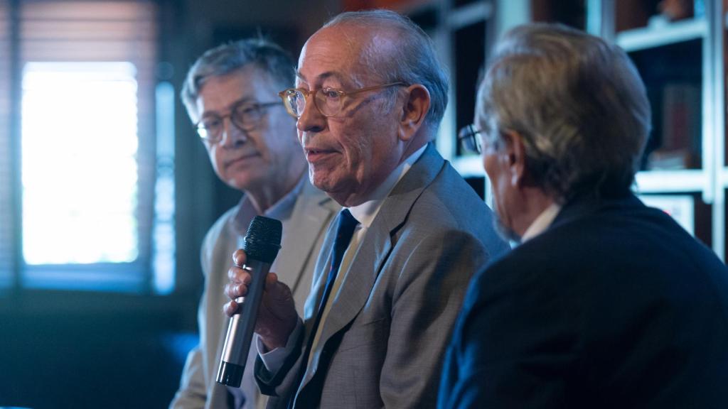 Juan Antonio Díaz, Nicolás Redondo Terreros y Pedro Bofill, exdirigentes socialistas, en el encuentro para analizar los resultados electorales.