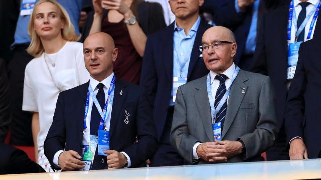 Joe Lewis, con las manos cruzadas, en un partido del Tottenham contra el Atlético de Madrid, en 2019.