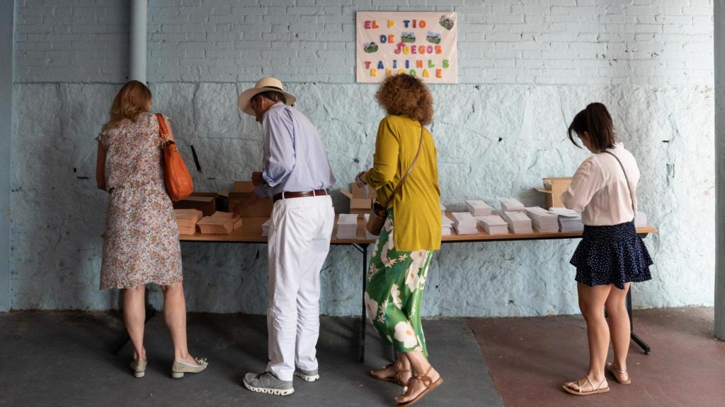 Un grupo de personas votando el 23-J.