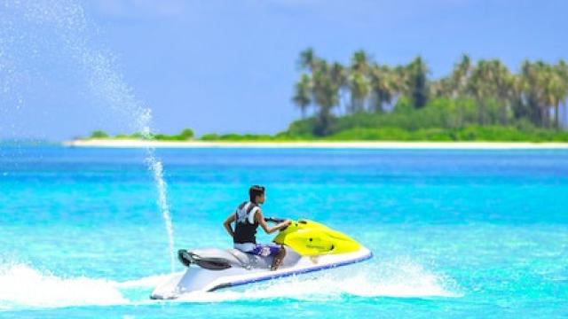 Una persona en una moto acuática.