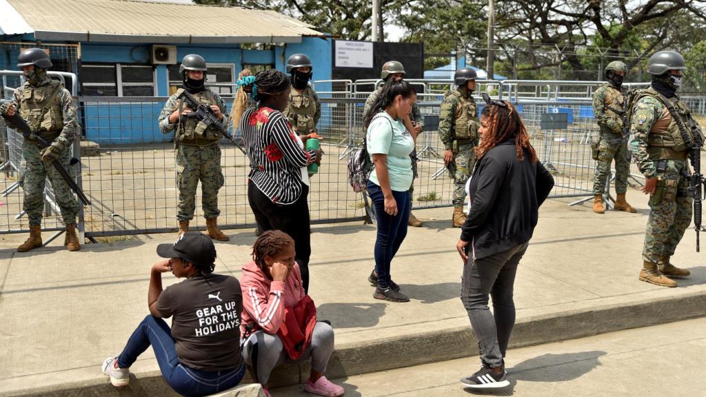 Los policías vigilan la entrada de prisión