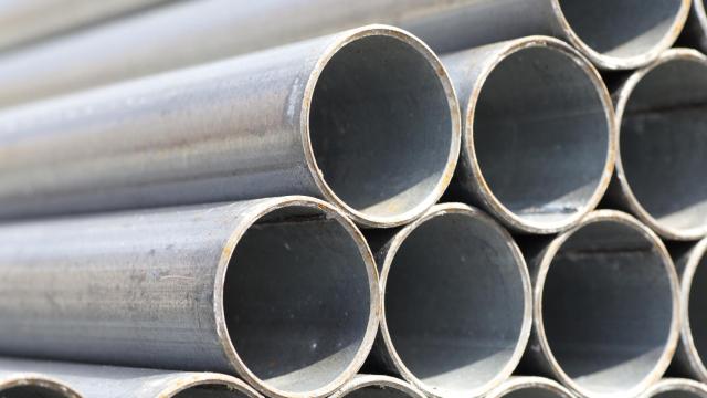 Pila de tubos de acero.