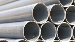 Pila de tubos de acero.