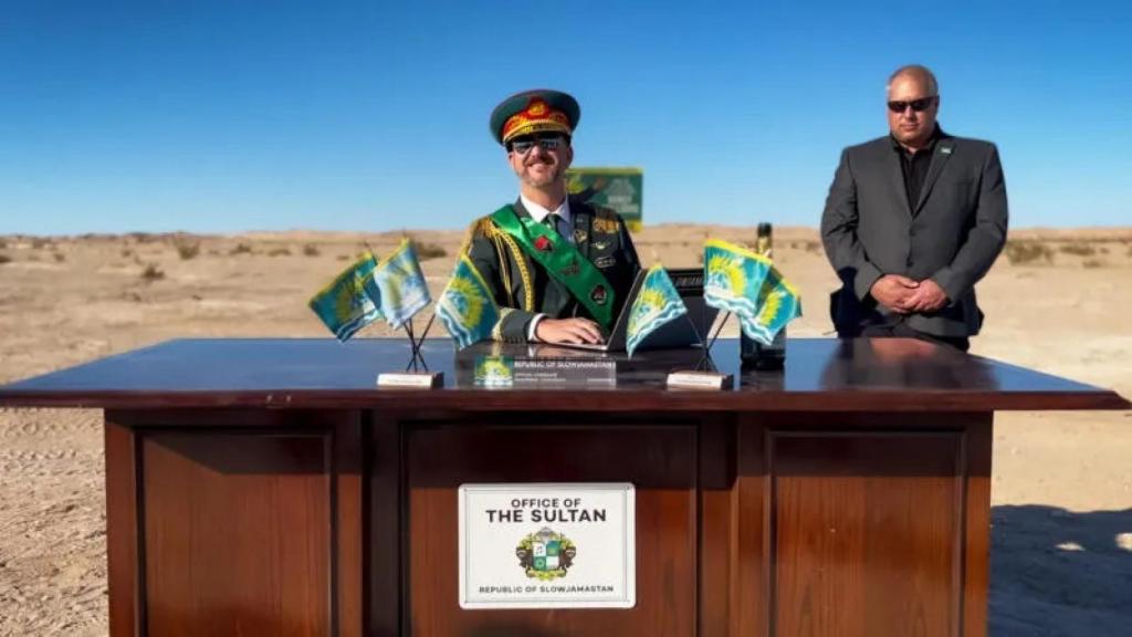 El DJ Randy Williams en su oficina como sultán de la República de Slowjamastan