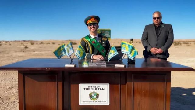 El DJ Randy Williams en su oficina como sultán de la República de Slowjamastan