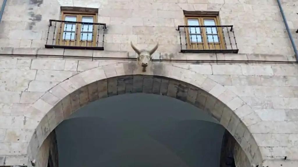Cabeza de toro esculpida en el 'Arco del Toro' de la Plaza Mayor de Salamanca