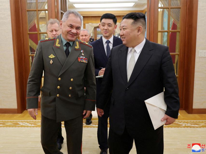 El líder norcoreano, Kim Jong Un, se reúne con el ministro de Defensa ruso, Sergei Shoigu, en Pyongyang, Corea del Norte.