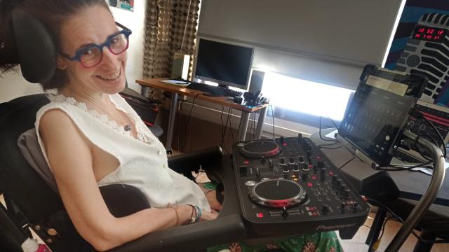 Rakel Estuñiga, en el plató de radio del centro de día.