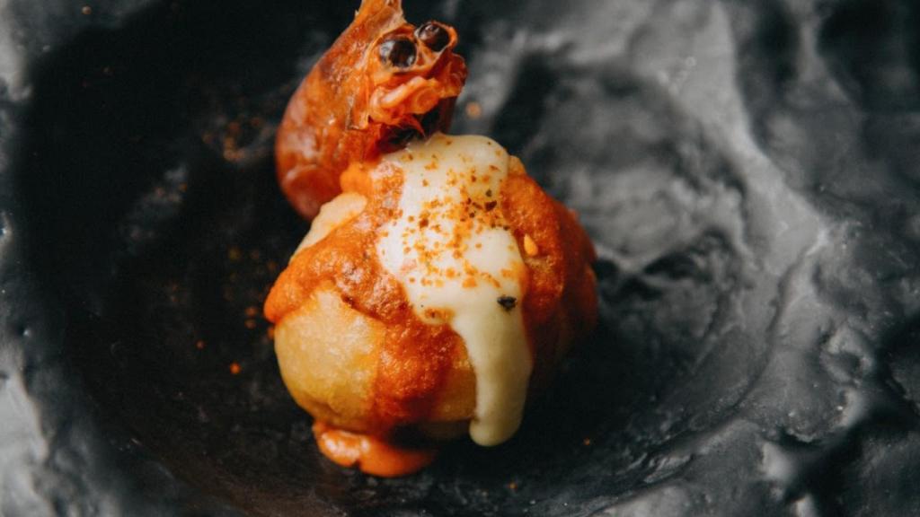 Buñuelo de gamba roja de Menorca.