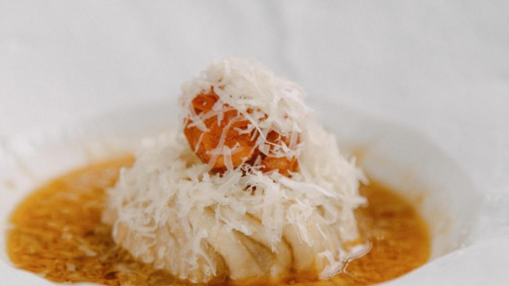 Baozi de conejo menorquín hecho en escabeche, sobrasada picante y queso de Mahón.