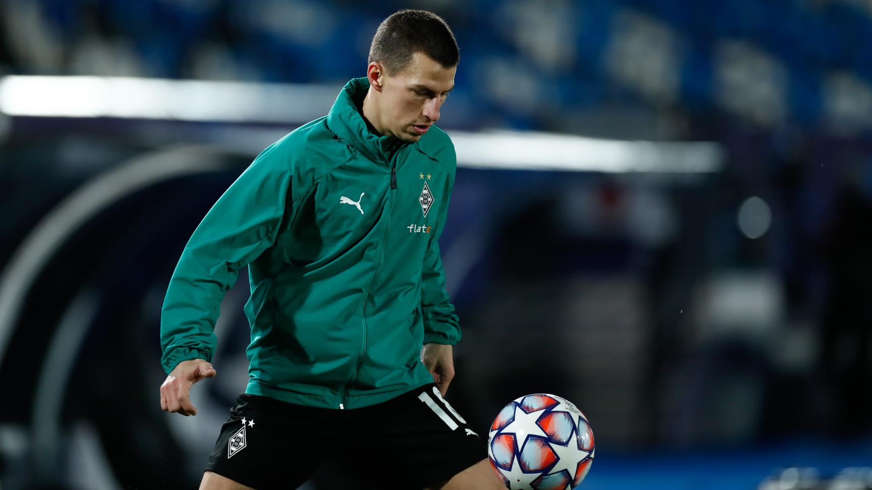 Stefan Lainer, calentando en un partido en el Santiago Bernabéu