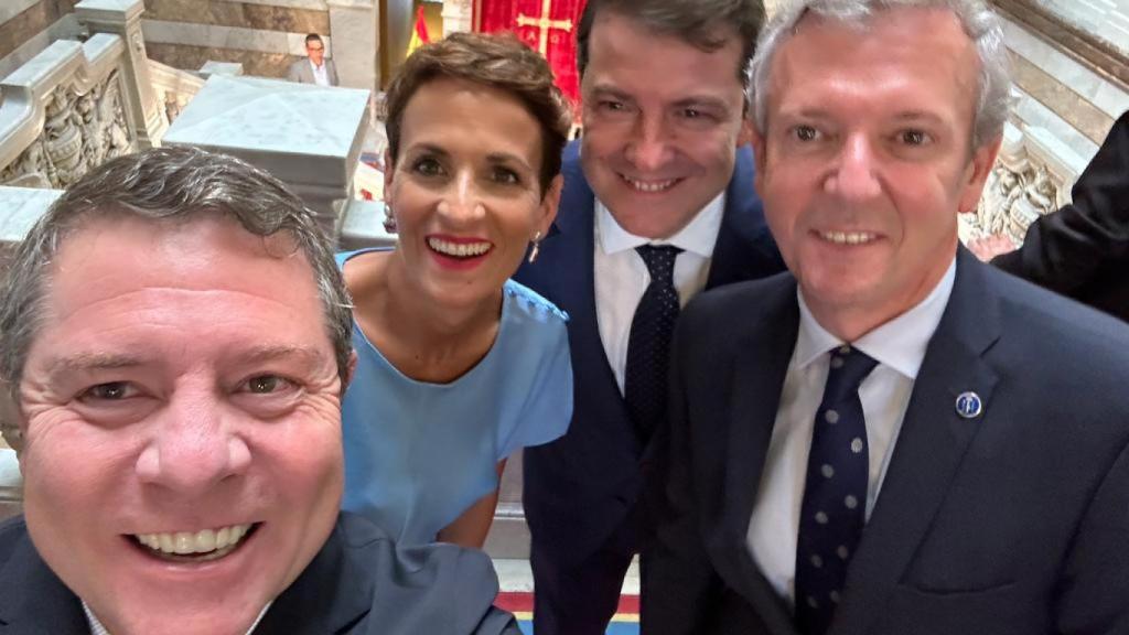 Emiliano García-Page, junto a María Chivite, Alfonso Fernández Mañueco y Alfonso Rueda, este jueves en la toma de posesión de Adrián Barbón en Asturias