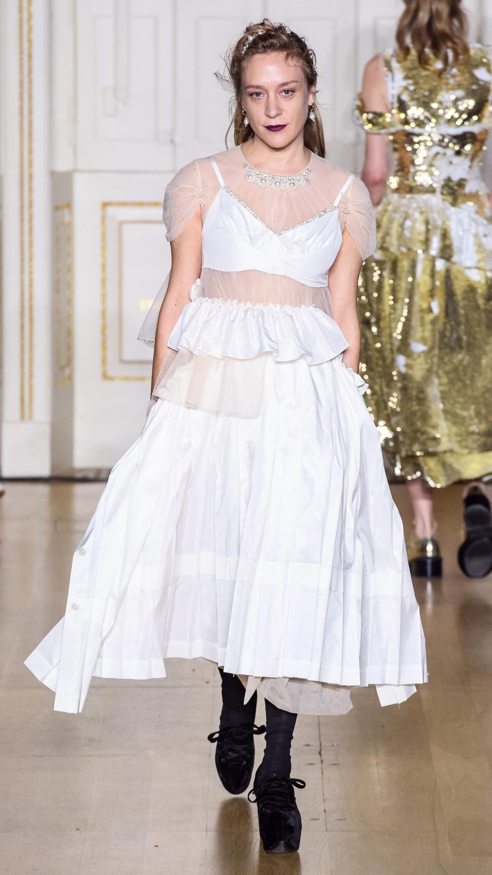 La actriz Chloé Sevigny, desfilando para Simone Rocha.