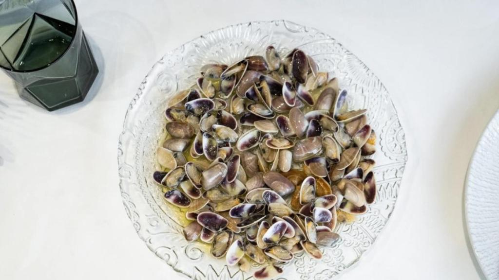 Un plato de coquinas de Hermanos Alba.