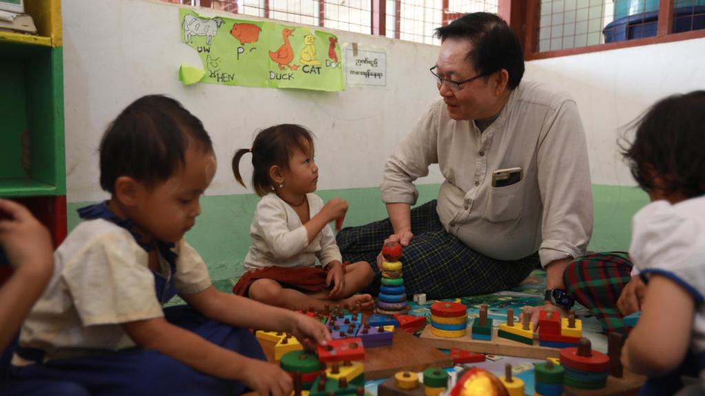 El doctor Kyi Minn , director nacional de World Vision Myanmar, en la tienda en la que trabaja.
