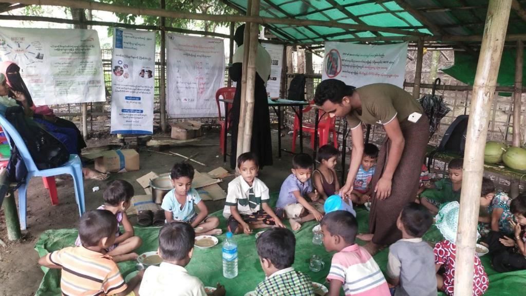 Un grupo de niños con los que trabaja World Vision.