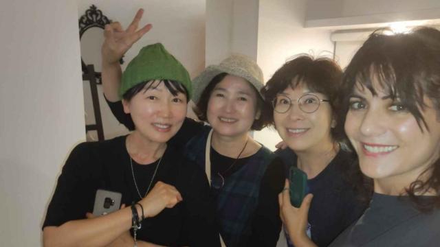 Yolanda Sánchez junto a una visita de coreanos a su piso ofertado en Airbnb.