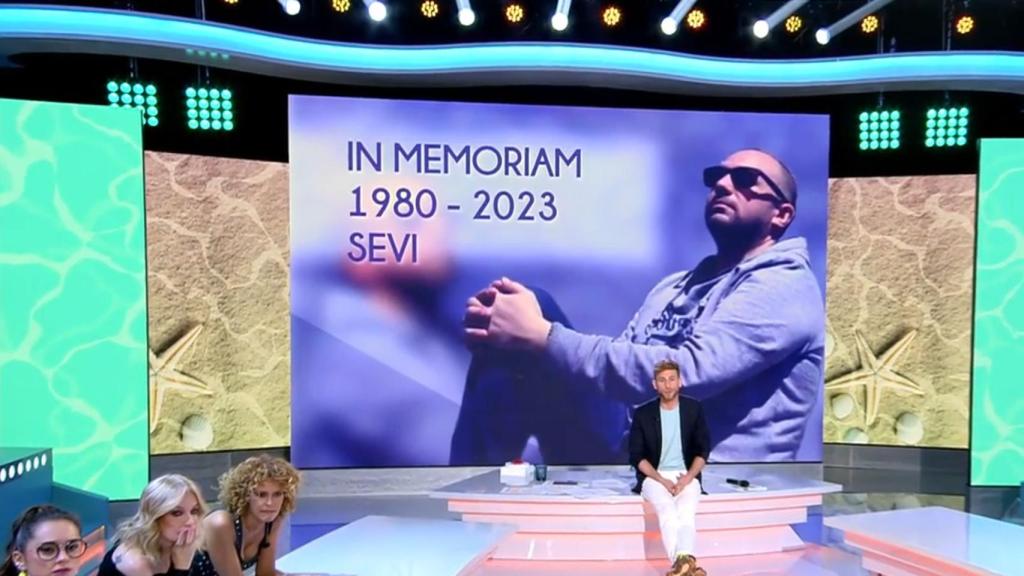 Imagen de 'Así es la vida' al recordar al cámara fallecido.