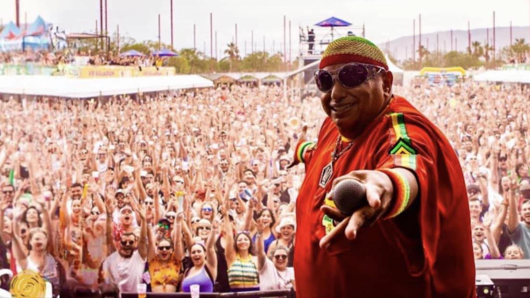 King África durante un concierto.