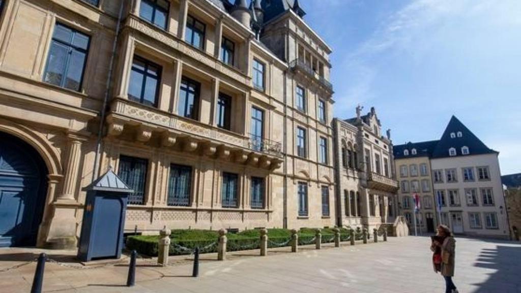 Una mujer cerca del Palacio Gran Ducal de Luxemburgo.