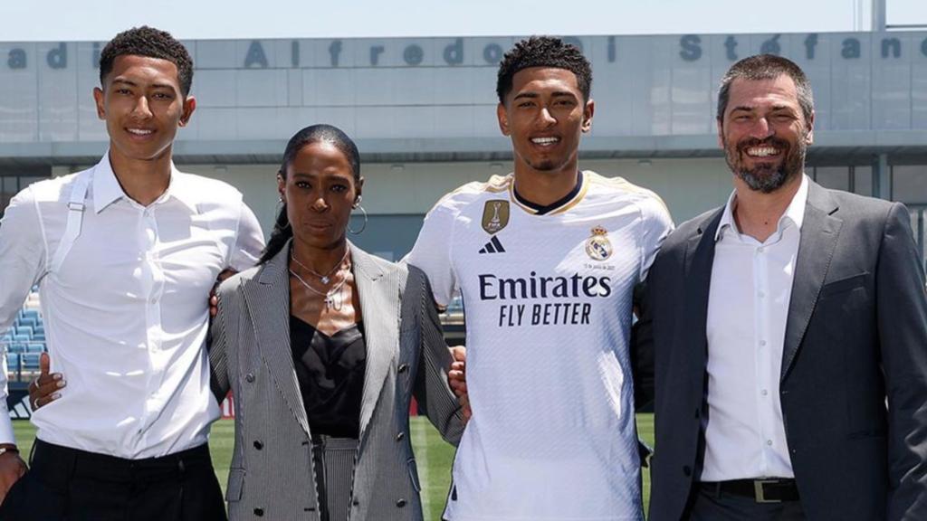 Jude Bellingham, en su presentación con el Real Madrid junto a su hermano Jobe y sus padres, Denise y Mark
