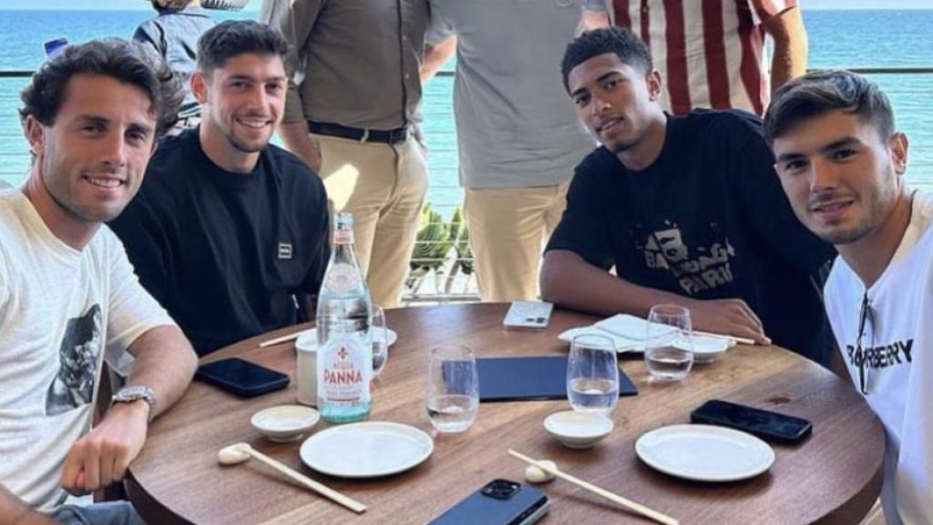 Bellingham comiendo en un restaurante de Los Ángeles junto a Odriozola, Valverde y Brahim
