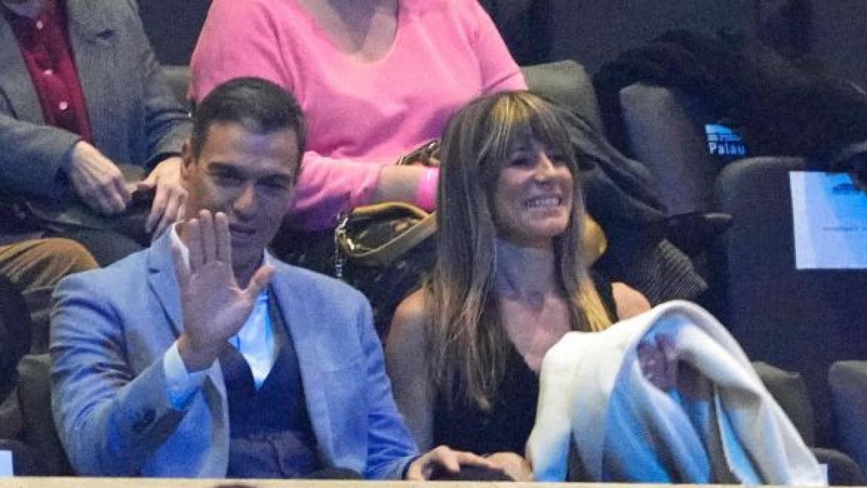 El presidente del Gobierno, Pedro Sánchez, y su mujer, en el último concierto de Serrat.