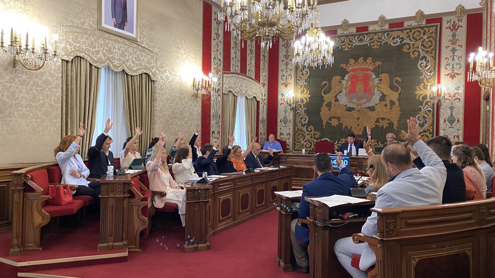 El primer pleno del mandato en Alicante aprueba el autobús gratis para jóvenes, entre otras medidas.