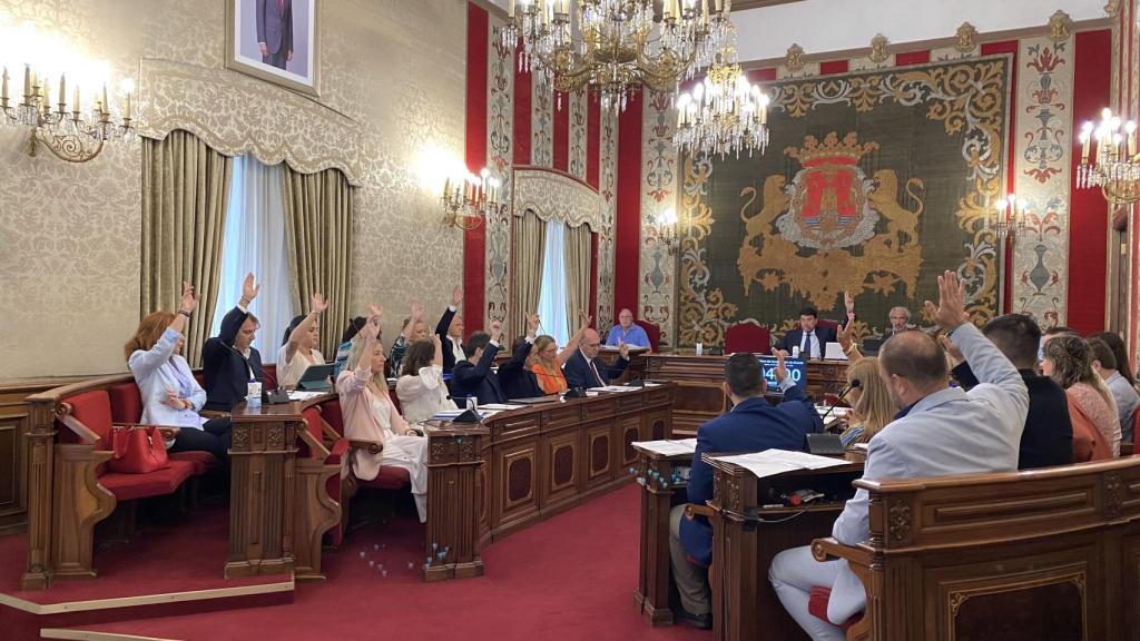 El primer pleno del mandato en Alicante aprueba el autobús gratis para jóvenes, entre otras medidas.