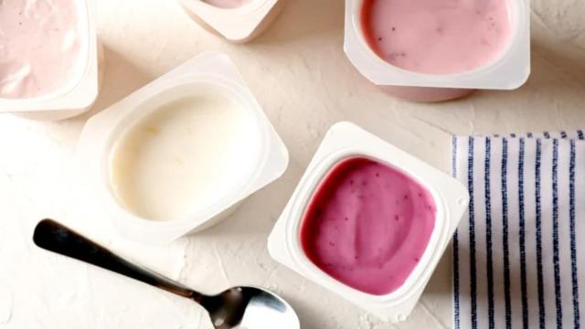 Yogures de sabores: aunque aseguren llevar fruta, se trata de ultraprocesados.