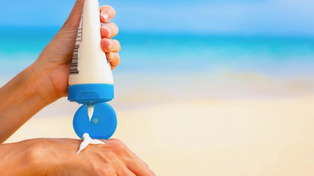 Conoce los errores que cometes al aplicarte la crema solar que hacen que no te proteja del sol.