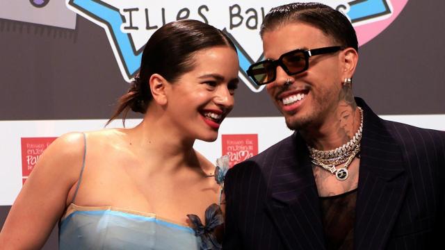 Rosalía y Rauw Alejandro en su primera alfombra roja juntos.