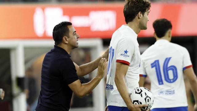 Xavi Hernández, junto a Marcos Alonso