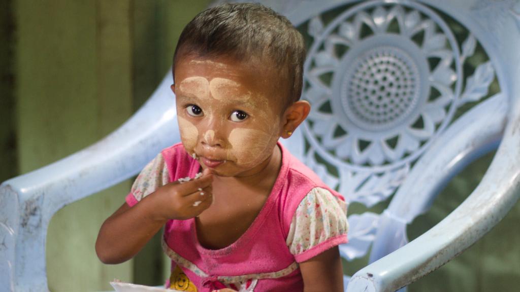 Un niño en Myanmar al que atiende World Vision.