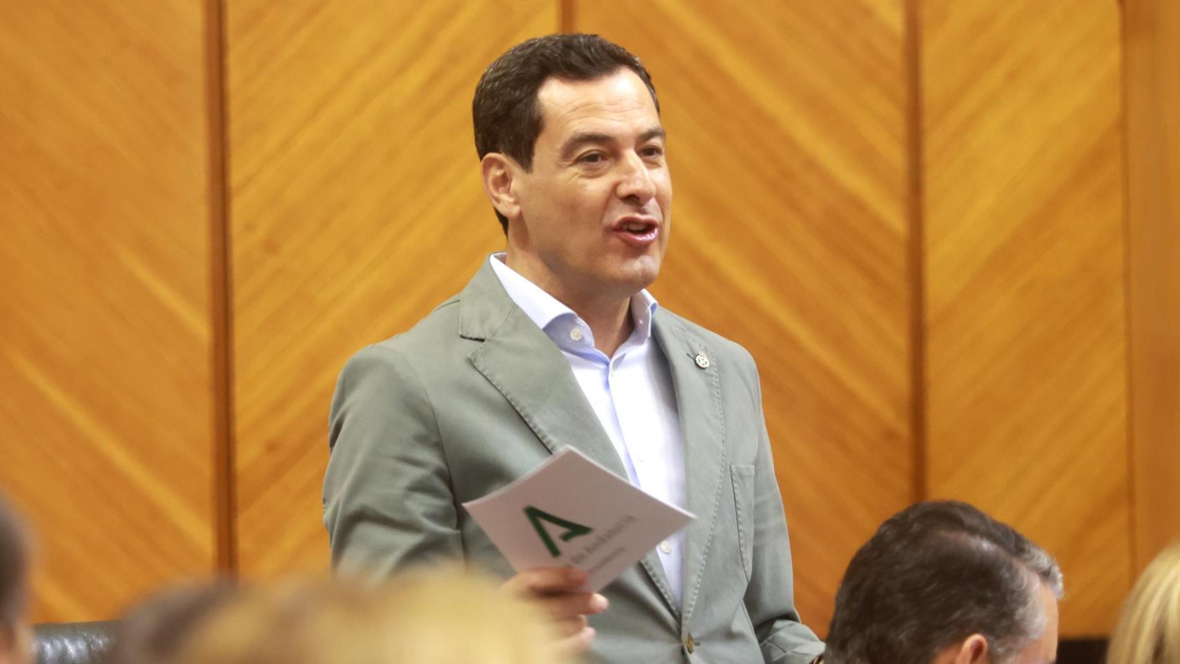 El presidente de la Junta de Andalucía, Juanma Moreno, durante la sesión de control en el Parlamento andaluz.