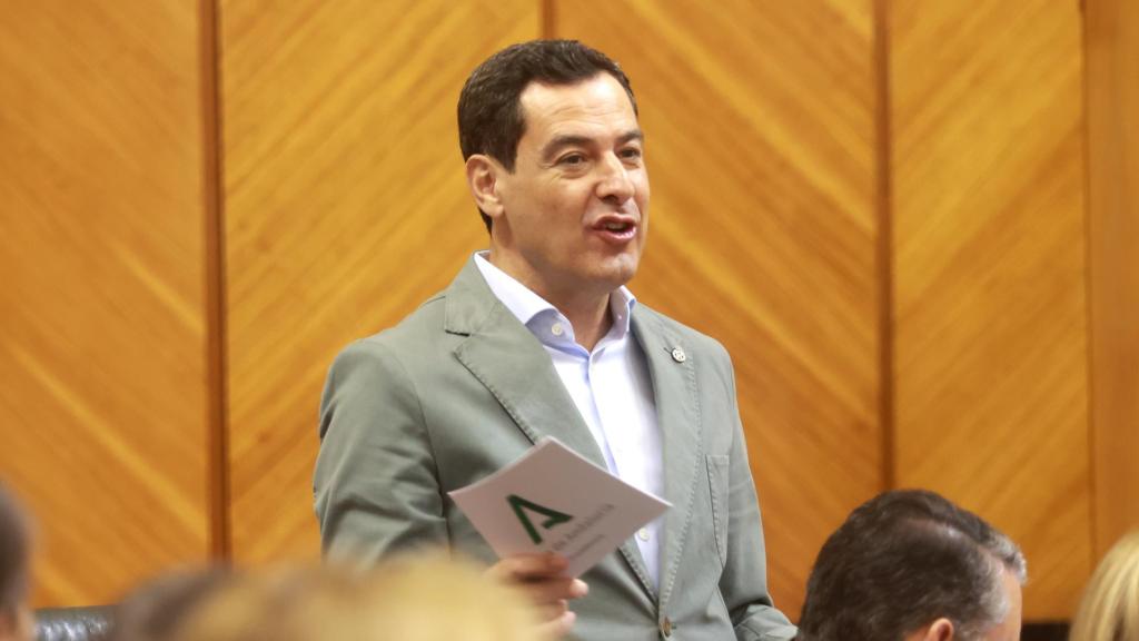 El presidente de la Junta de Andalucía, Juanma Moreno, durante la sesión de control en el Parlamento andaluz.