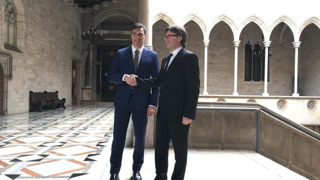 Pedro Sánchez en un encuentro celebrado con Carles Puigdemont en 2016 para hablar de la situación política en Cataluña y del proceso de investidura celebrado aquel año.