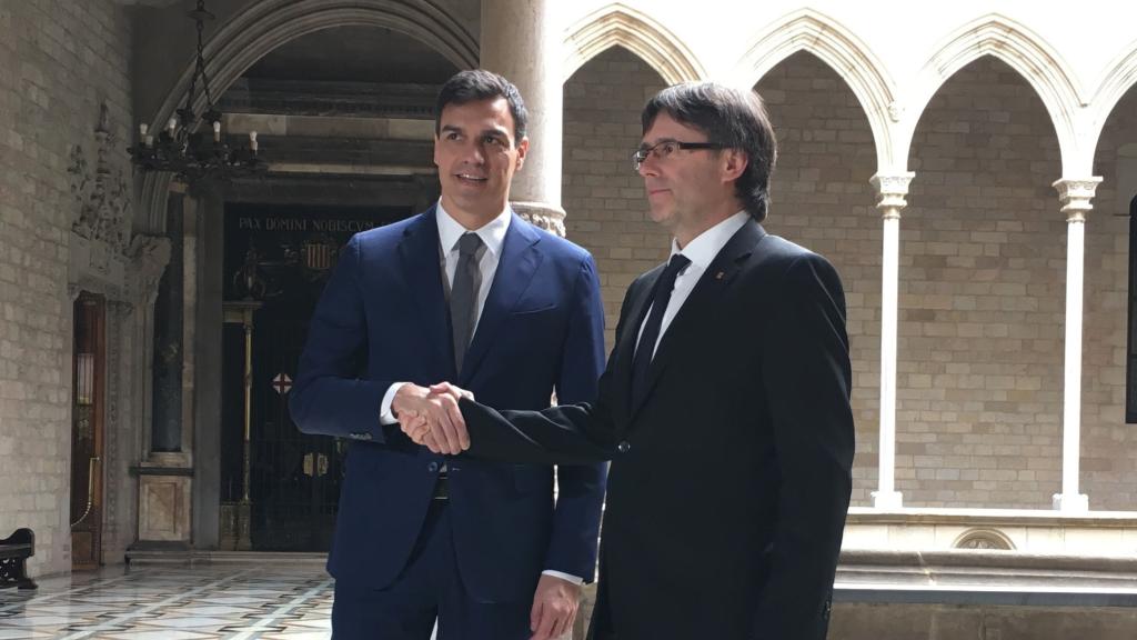 Pedro Sánchez se reúne con Carles Puigdemont en 2016 para hablar de la situación política en Cataluña y el proceso de investidura.